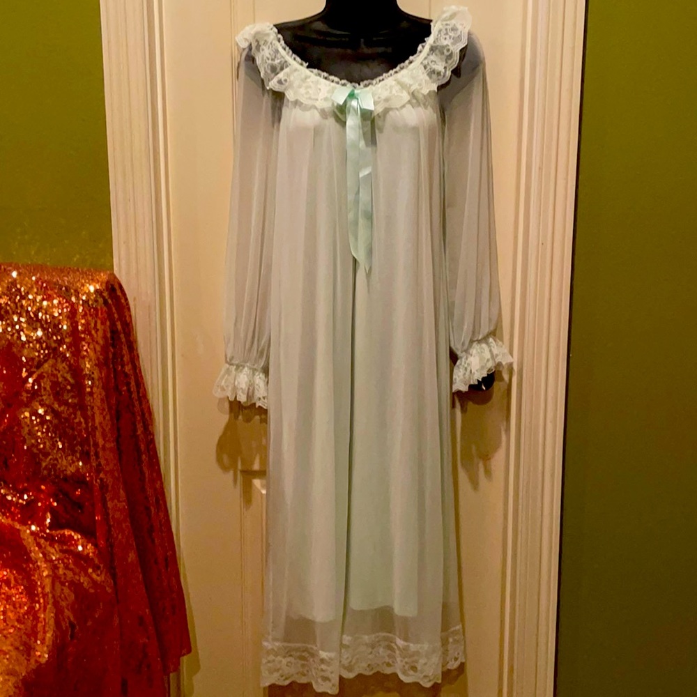 Rose 🥀 tree nightgown